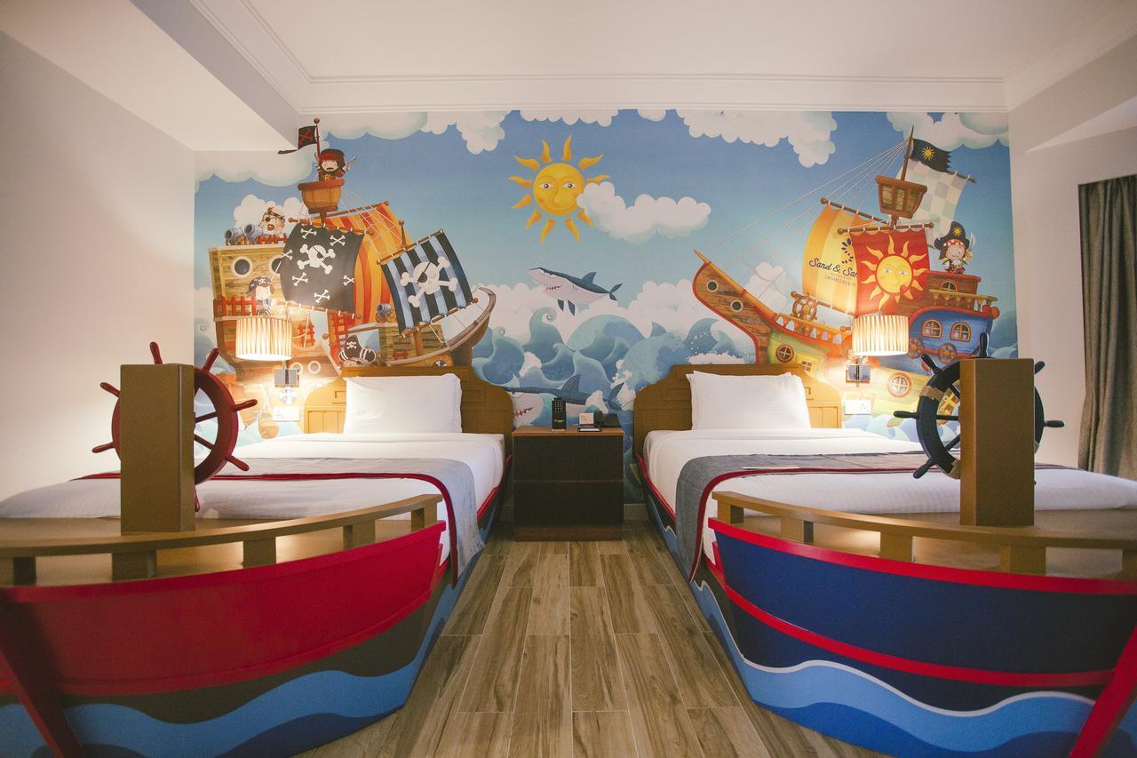 Sand & Sandals Desaru Beach Resort & Spa Экстерьер фото A room at the Great Wolf Lodge in Concord, North Carolina