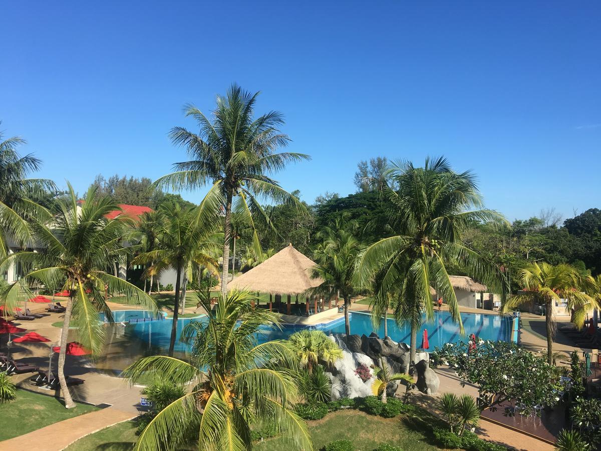 Sand & Sandals Desaru Beach Resort & Spa Экстерьер фото The pool at the resort